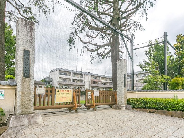 周辺環境:調布市立深大寺小学校( 豊かな自然環境に囲まれ、地域との連携を深める教育が特長です。)