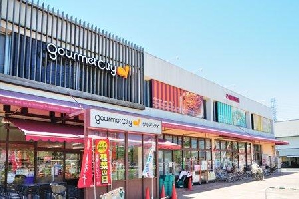 周辺環境:グルメシティ神代店( 東八道路沿いにある大型店舗で、24時間営業を行っています。)