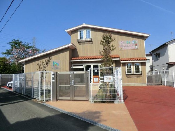 周辺環境:深大寺東町ちとせ保育園(約450坪の広い敷地、木々の多い自然環境の中で、木造平屋づくりのゆったりとした保育環境を提供します。)