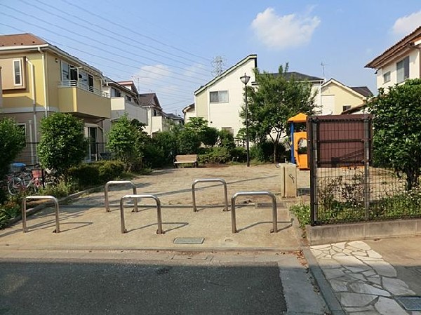 周辺環境:南台こぎつね公園(住宅街にある小さな公園。複合遊具と健康遊具があり、幅広い年代が利用可能。)