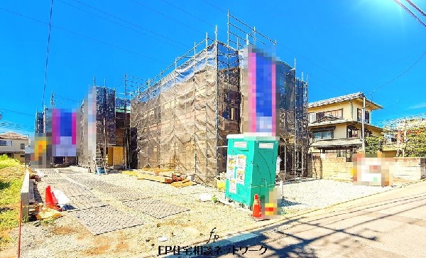 外観:第一種低層住居専用地域の良好な住環境が保たれたエリア。低層の一戸建てを中心とした街並みが整然と続き、周辺は高い建物が建っていないので、採光や開放性に恵まれ、空が広く緑の多い閑静な趣を感じる環境です。