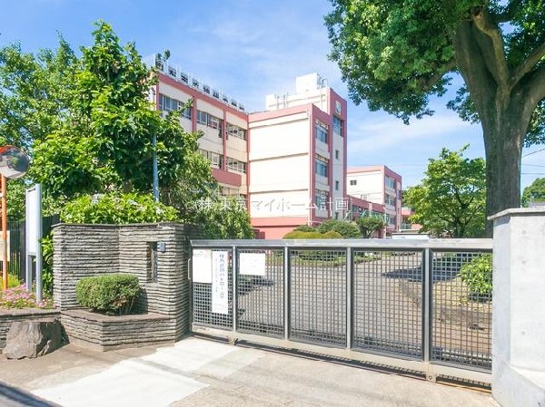 周辺環境:調布市立神代中学校(「読む」「聞く」「書く」「話す」学習を重視し、基礎的・基本的な知識と技能の定着及び豊かな心や思考力・判断力・表現力の育成を図っている学校です。)