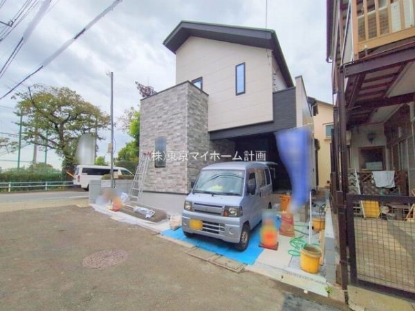 外観:前面道路含む現地外観写真