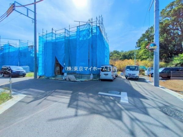 外観:前面道路含む現地外観写真（建築中）