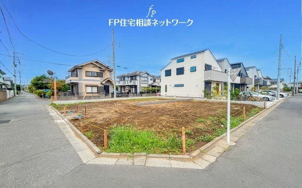 外観:前面道路含む現地土地写真