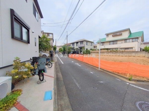 外観:前面道路含む現地土地写真