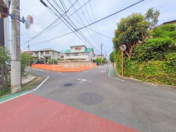 外観:前面道路含む現地土地写真
