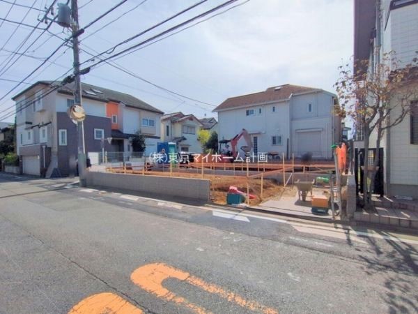 外観:前面道路含む現地外観写真（建築中）