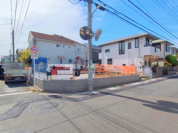 外観:前面道路含む現地外観写真（建築中）