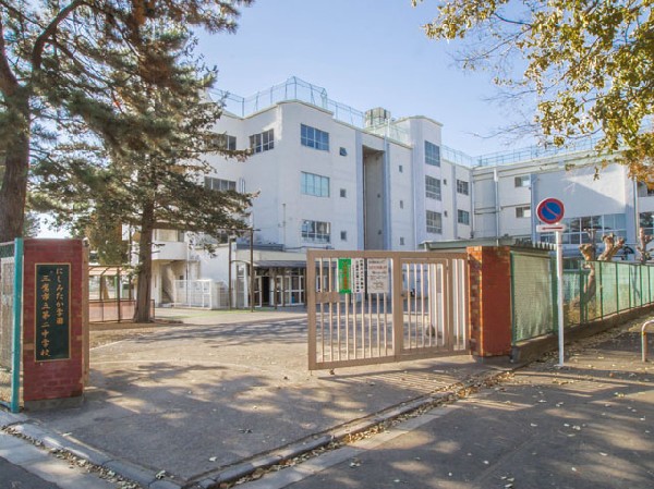 周辺環境:三鷹市立第二中学校(児童の人間力・社会力の育成に努めています。本校は、コミュニティ・スクールの基盤とした小・中一貫教育校として、学校と保護者・地域が力を合わせて児童の育成に努めている学校です。 )