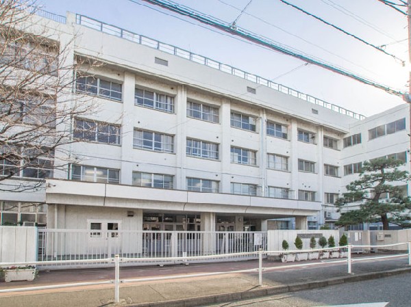 周辺環境:東久留米市立中央中学校(生徒と地域とが交流する機会をつくっていただくなど､学校、家庭、地域の三位一体の教育を進めています。)