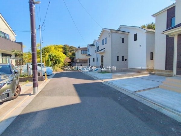 外観:前面道路含む現地外観写真