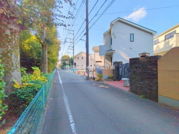 外観:前面道路含む現地外観写真