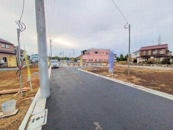 外観:前面道路含む現地土地写真