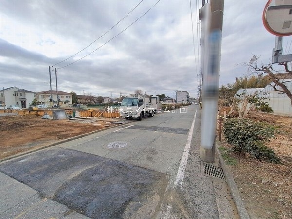 外観:前面道路含む現地外観写真（建築中）