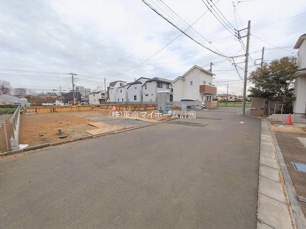 外観:前面道路含む現地外観写真（建築中）