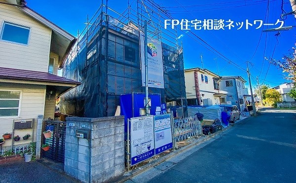 外観:前面道路含む現地外観写真