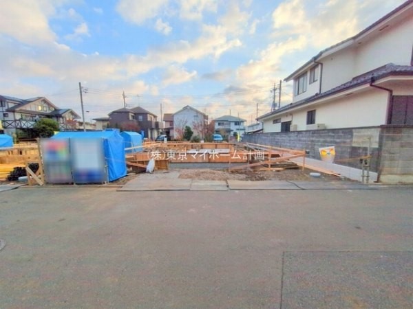 外観:前面道路含む現地外観写真（建築中）