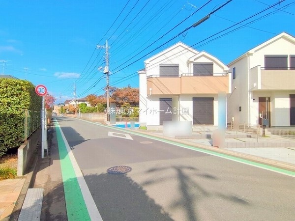 外観:前面道路含む現地外観写真