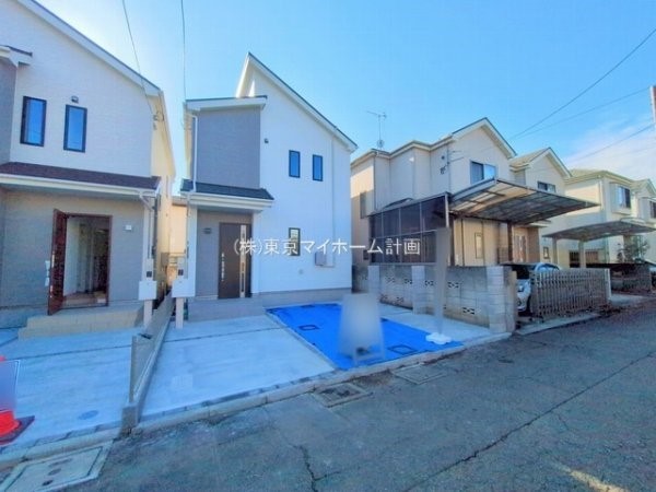 外観:前面道路含む現地外観写真