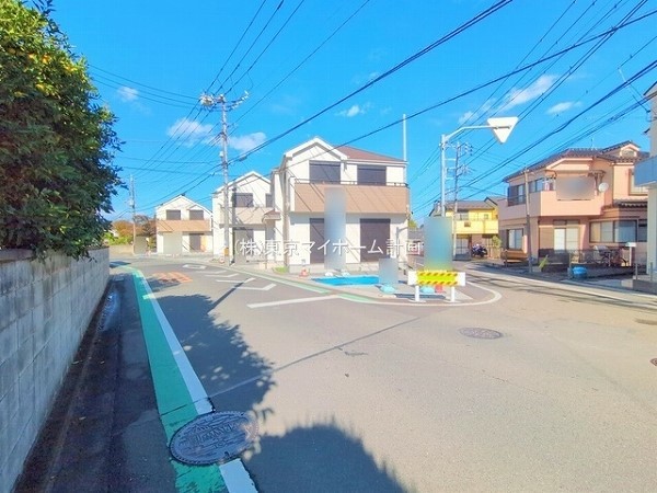 外観:前面道路含む現地外観写真