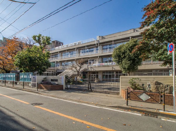 周辺環境:調布市立石原小学校(教育目標は「根気よく学ぶ子」「明るく元気な子」「なかよく助け合う子」です。)