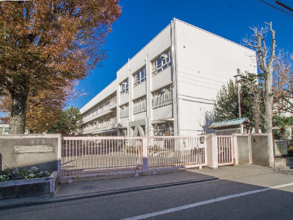 周辺環境:調布市立第三小学校(教育目標は「明るく健康な子ども」「自主的に学ぶ子ども」「情操豊かな子ども」です。)