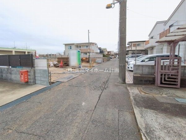 外観:前面道路含む現地外観写真（建築中）