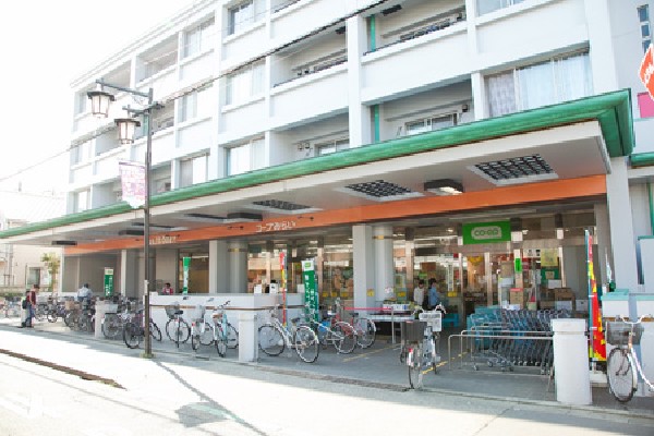 周辺環境:コープ西調布店(駅南側の商店街にあるコープで、組合員向けの店ではありますが、買い物をするだけなら誰でも入店でき、店内で生協に加入することもできます。)