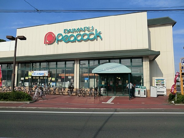 周辺環境:ピーコックストア国立弁天通り店(弁天通りに面した明るい店内です。雨の日でもらくらく、2階からご入店できる便利な駐車場がございます。)