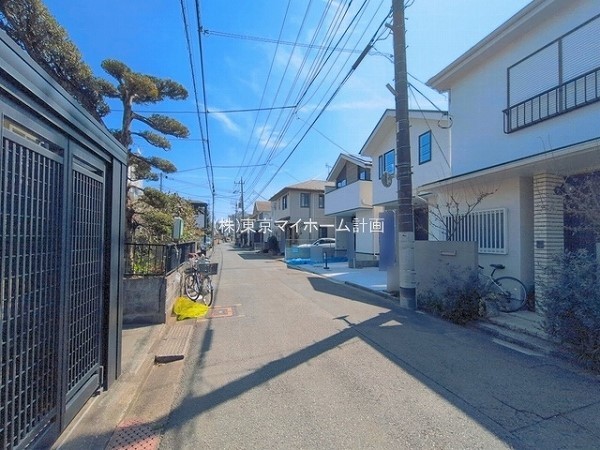 外観:前面道路含む現地外観写真