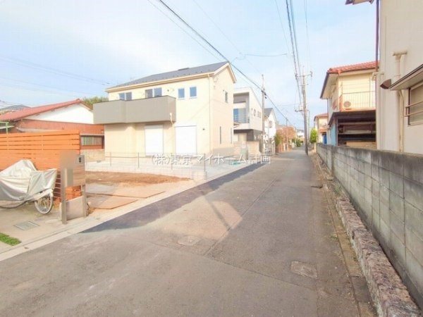 外観:前面道路含む現地外観写真