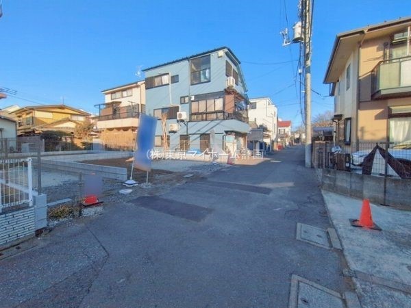 外観:前面道路含む現地土地写真