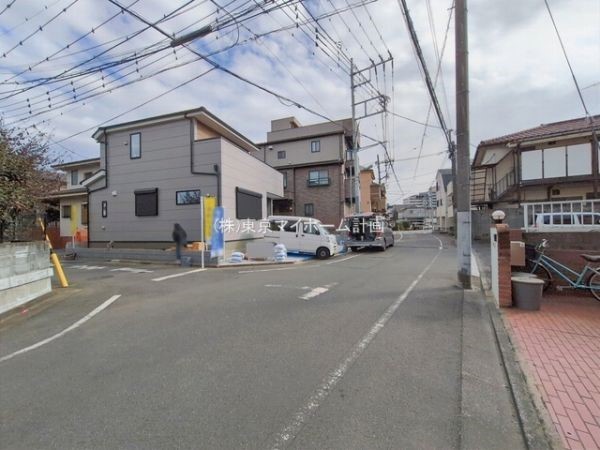 外観:前面道路含む現地外観写真