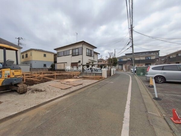 外観:前面道路含む現地外観写真（建築中）