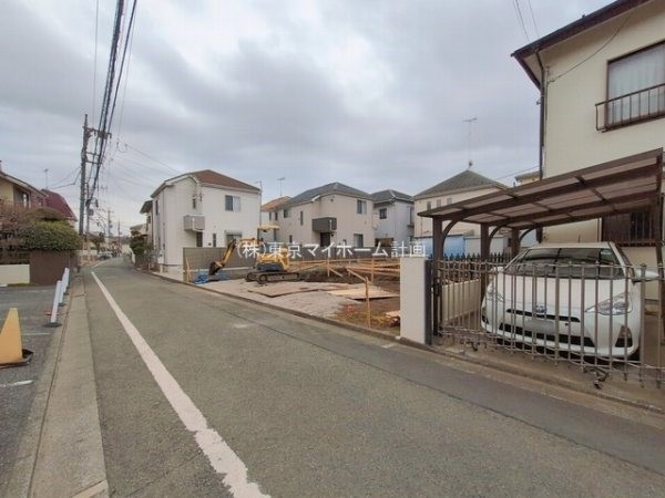外観:前面道路含む現地外観写真（建築中）