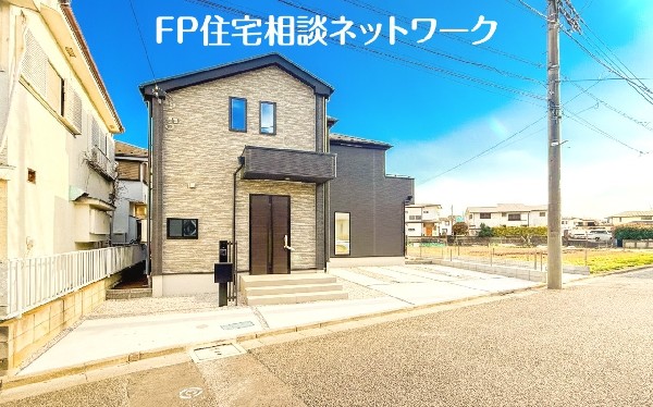 外観:前面道路含む現地外観写真