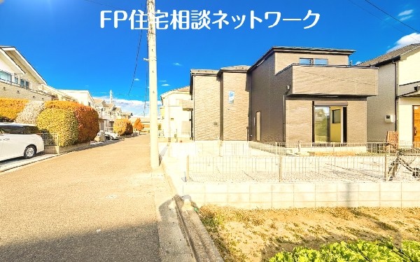 外観:前面道路含む現地外観写真