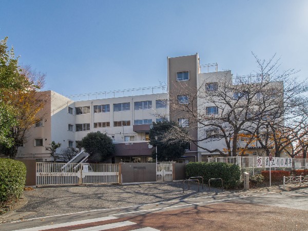 周辺環境:府中市立南白糸台小学校(子供たちの元気な声が響き渡る小学校。とても微笑ましいですね。)