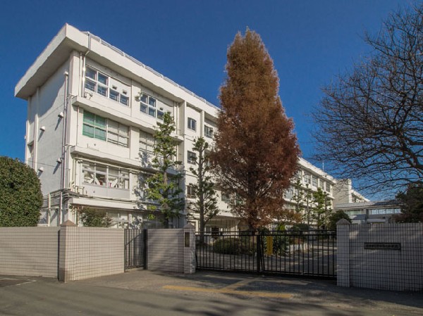 周辺環境:府中市立府中第六中学校(「学力と情操」「健康と忍耐力」「勤労と責任」という六中の教育目標をしっかりと身に着けるそれぞれの成長を指導・支援して行きたいと思います。)
