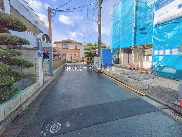 外観:前面道路含む現地外観写真（建築中）
