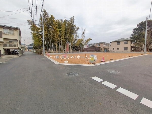 外観:前面道路含む現地土地写真