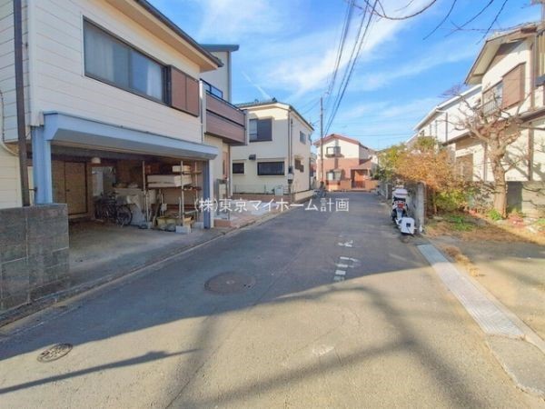 外観:前面道路含む現地外観写真