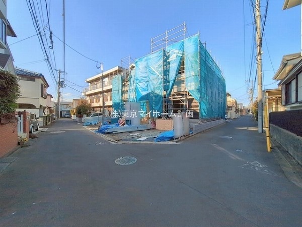 外観:前面道路含む現地外観写真（建築中）