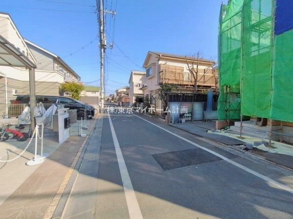 外観:前面道路含む現地外観写真（建築中）