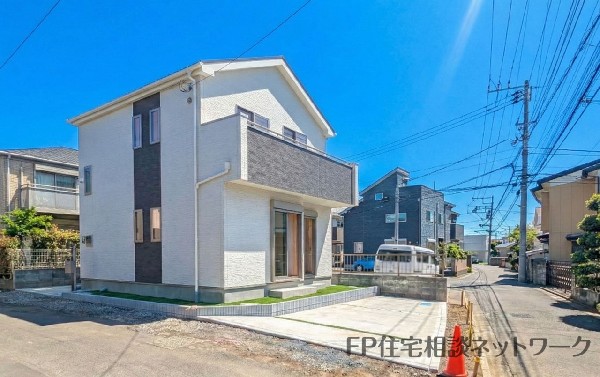 外観:前面道路含む現地外観写真