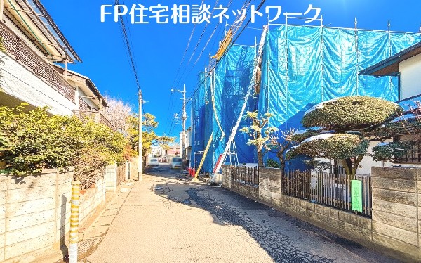外観:前面道路含む現地外観写真（建築中）