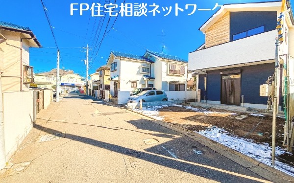 外観:前面道路含む現地外観写真