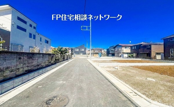 外観:前面道路含む現地土地写真