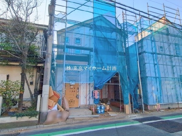 外観:前面道路含む現地外観写真（建築中）